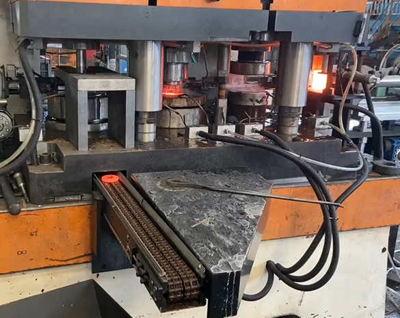 轴承锻造机械手，多工位锻造机械手，自动锻造轴承套圈，步进梁锻造机械手，热锻机械手，锻压机械手