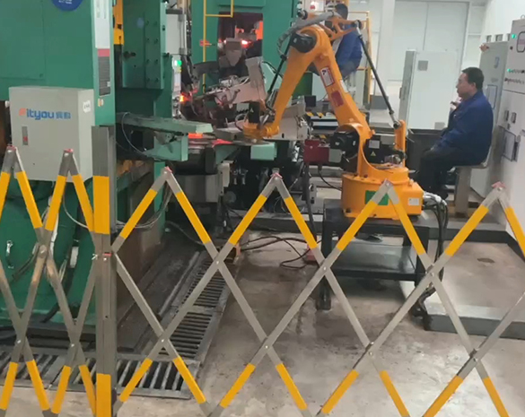 轴承扩孔机械手，轴承整径机械手，自动锻造轴承套圈，摆臂锻造机械手，热锻机械手，锻压自动化设备